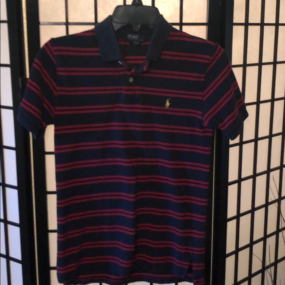 Short sleeve, worn once, collar.